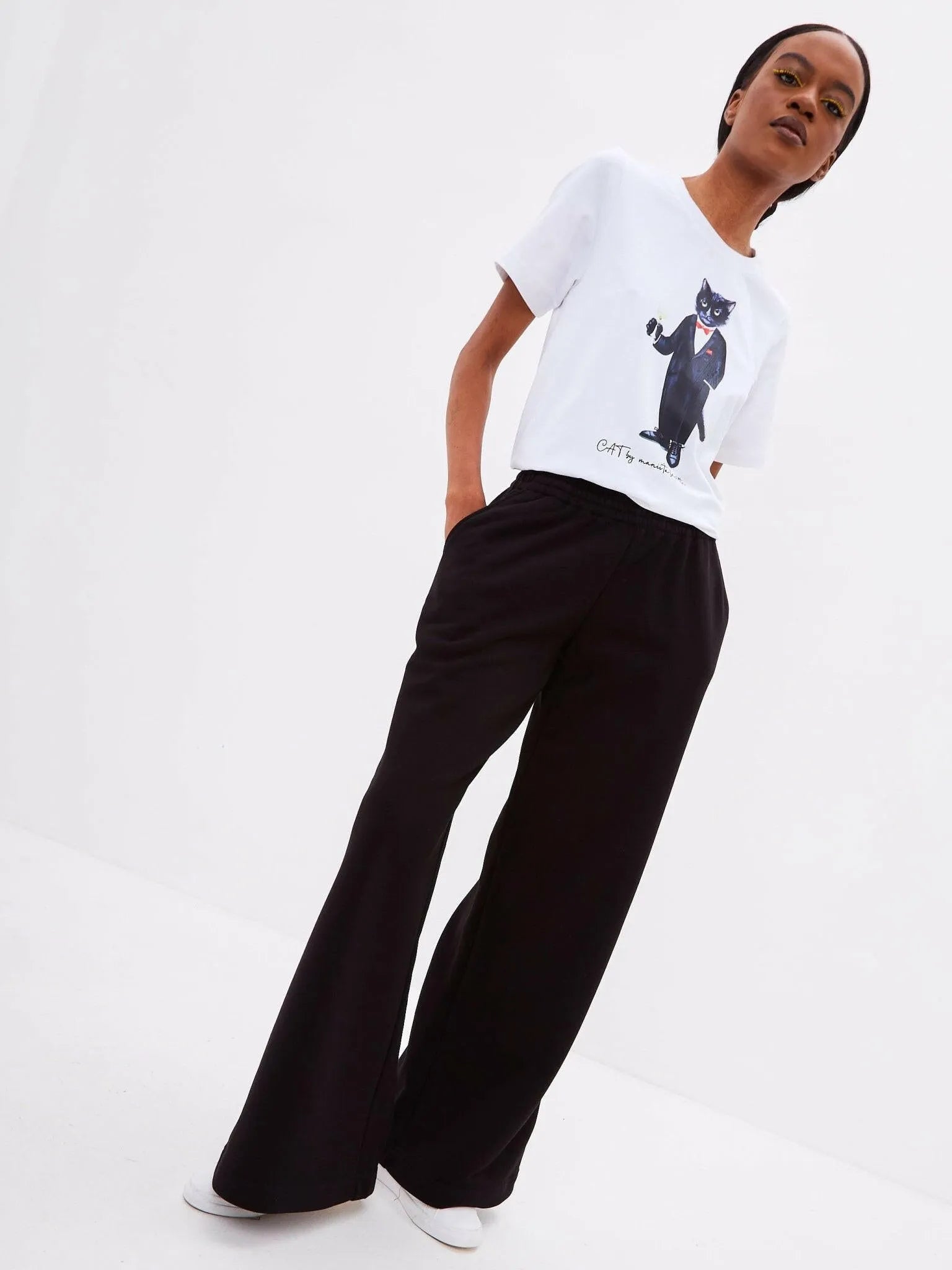 BASIC set: women's white T-shirt with DANDY CAT print and black wide sweatpants - Maniita Lacitta