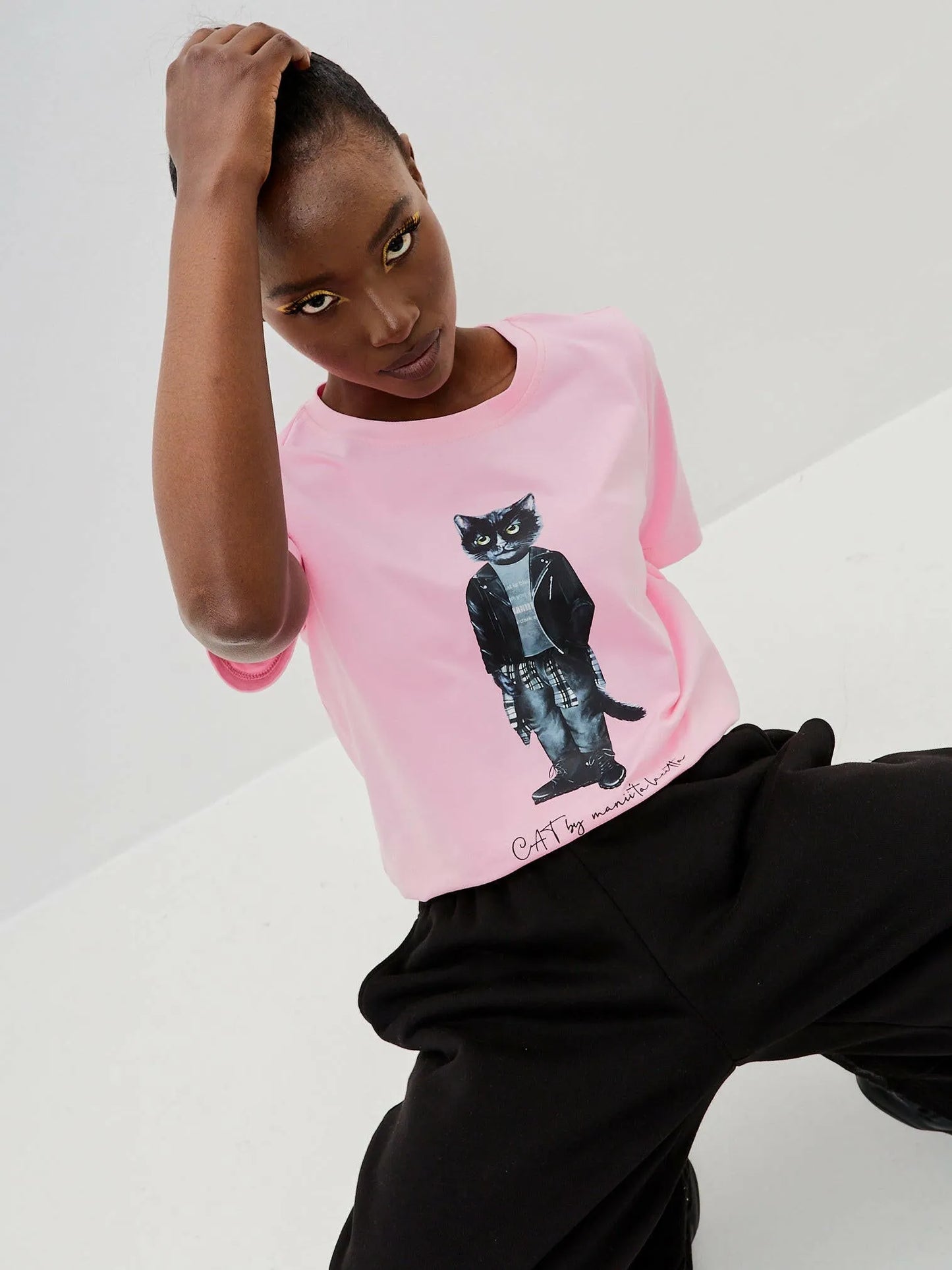 Set: women's pink T-shirt with ROCKER CAT print and black wide sweatpants - Maniita Lacitta