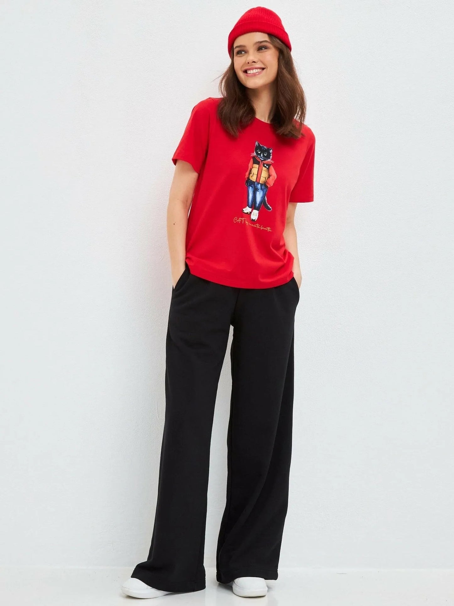 Set: women's red T-shirt with Cat print and black wide sweatpants - Maniita Lacitta