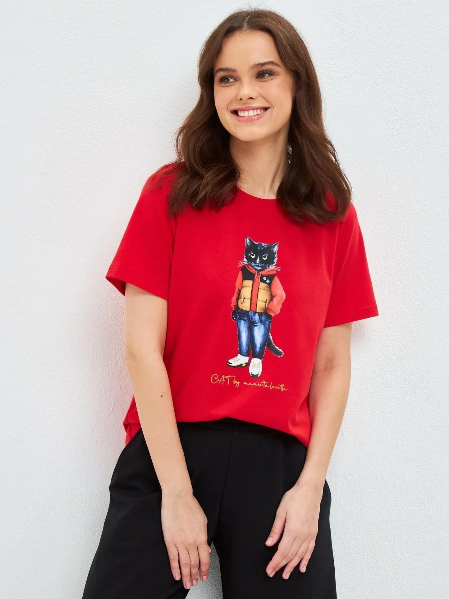 Set: women's red T-shirt with Cat print and black wide sweatpants - Maniita Lacitta