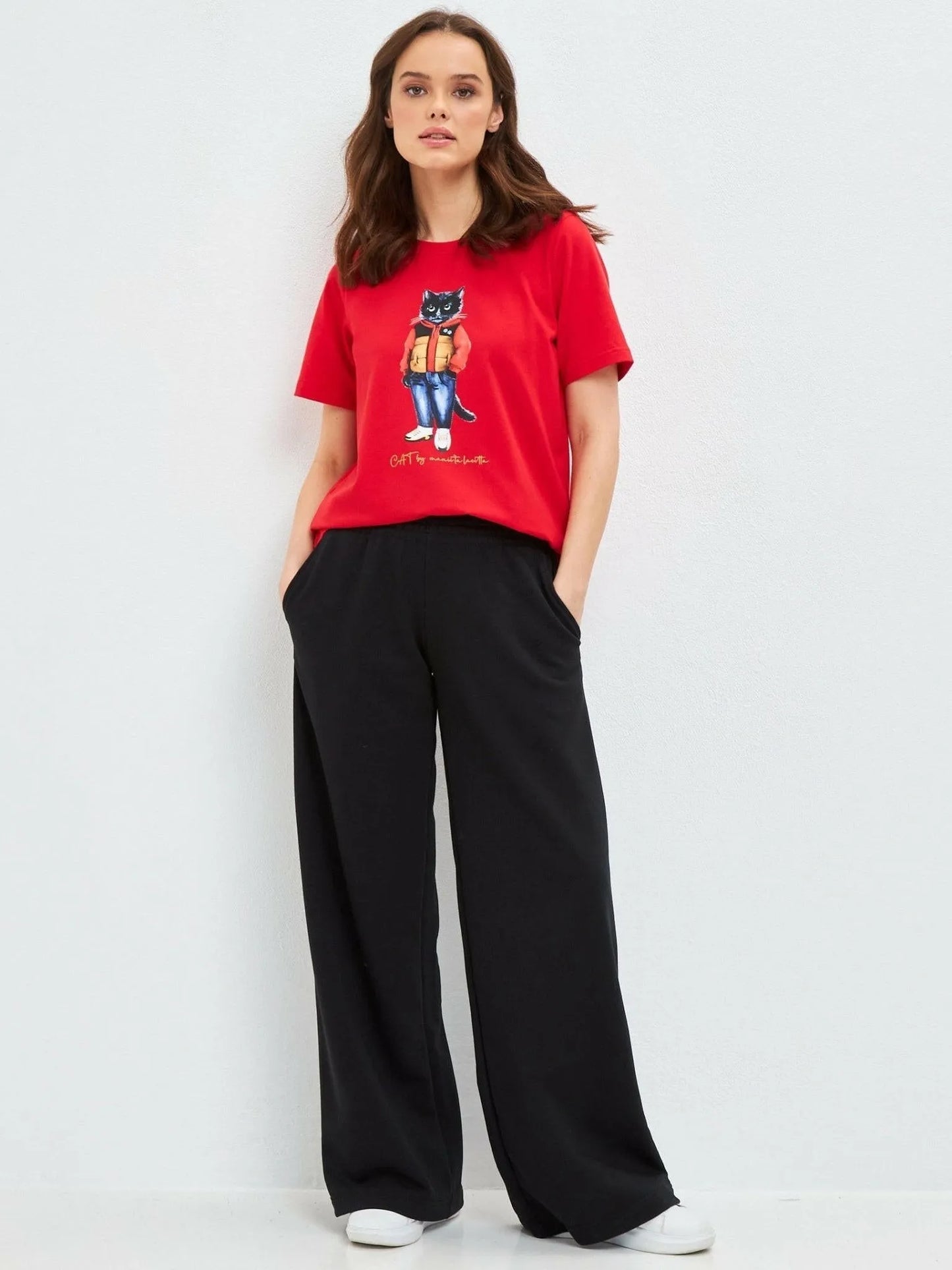 Set: women's red T-shirt with Cat print and black wide sweatpants - Maniita Lacitta